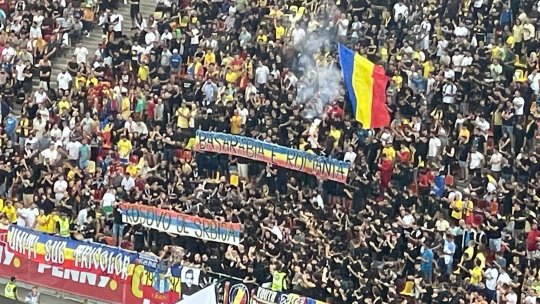 Probleme mari pe Arena Națională. Înfuriați de un mesaj al suporterilor români, kosovarii au fugit la vestiare. Partida a fost întreruptă