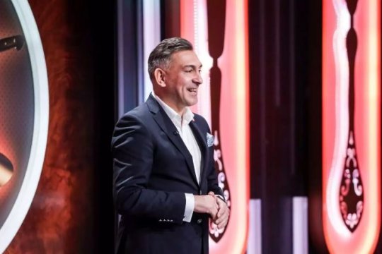 Ilie Dumitrescu, într-o ipostază cum nu l-a văzut nimeni! ”Mister” a participat la o emisiune culinară și a gătit direct la costum