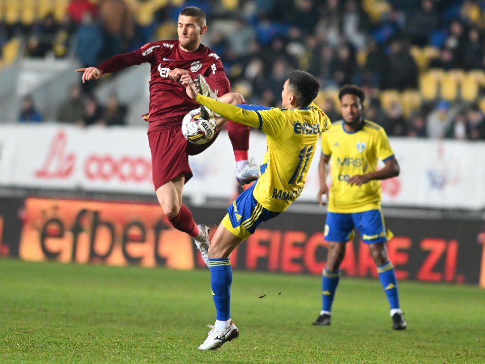 George Bîrligea și Seto Takayuki în meciul de fotbal dintre Petrolul Ploiești și CFR Cluj, Superliga Superbet, sezonul 2022 / 2023, Stadionul ”Ilie Oană” din Ploiești, 27 februarie 2023