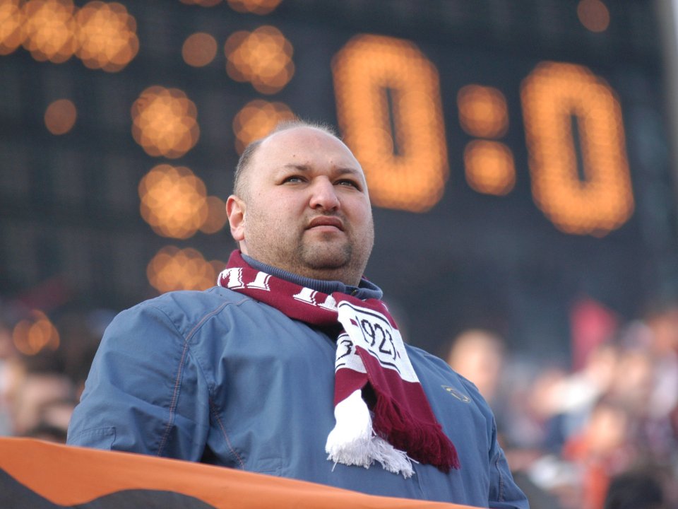 Gigi Corsicanu in tribuna la meciul de fotbal dintre Rapid Bucuresti si Hamburg SV