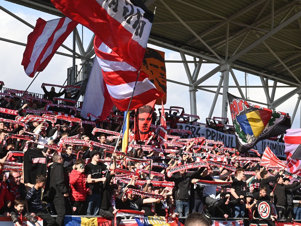 Suporterii lui Dinamo pe stadionul Arcul de Triumf