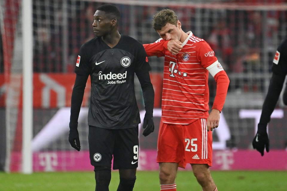 Randal Kolo Muani și Thomas Muller, într-un meci direct din Bundesliga