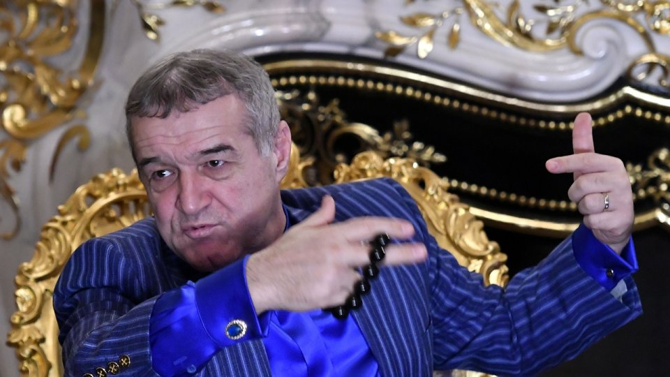 În 2010, Becali intenționa să îl transfere pe Tshabalala, un alt jucător sud-african, însă negocierile au picat.