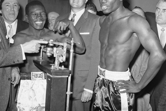 Noaptea în care moartea a fost invitată. Cristian Munteanu îți spune povestea luptei dramatice dintre Emile Griffith și Benny Paret