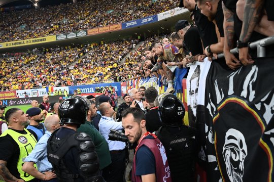Măsuri drastice luate de UEFA după incidentele de la România – Kosvo. Ce pedepse li s-a aplicat ”tricolorilor”