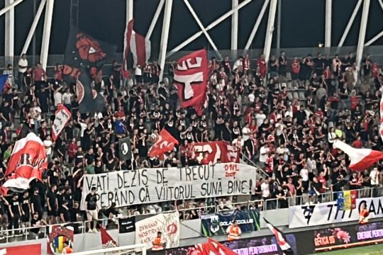 FOTO | Fanii lui Dinamo nu l-au ”iertat” pe Hagi: ”V-ați dezis de trecut, sperând că viitorul sună bine!” Ironii la adresa Farului