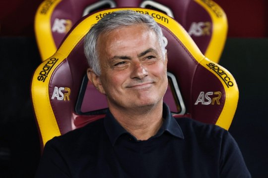 Jose Mourinho, pus să vorbească în română. Reacția portughezului a stârnit hohote de râs