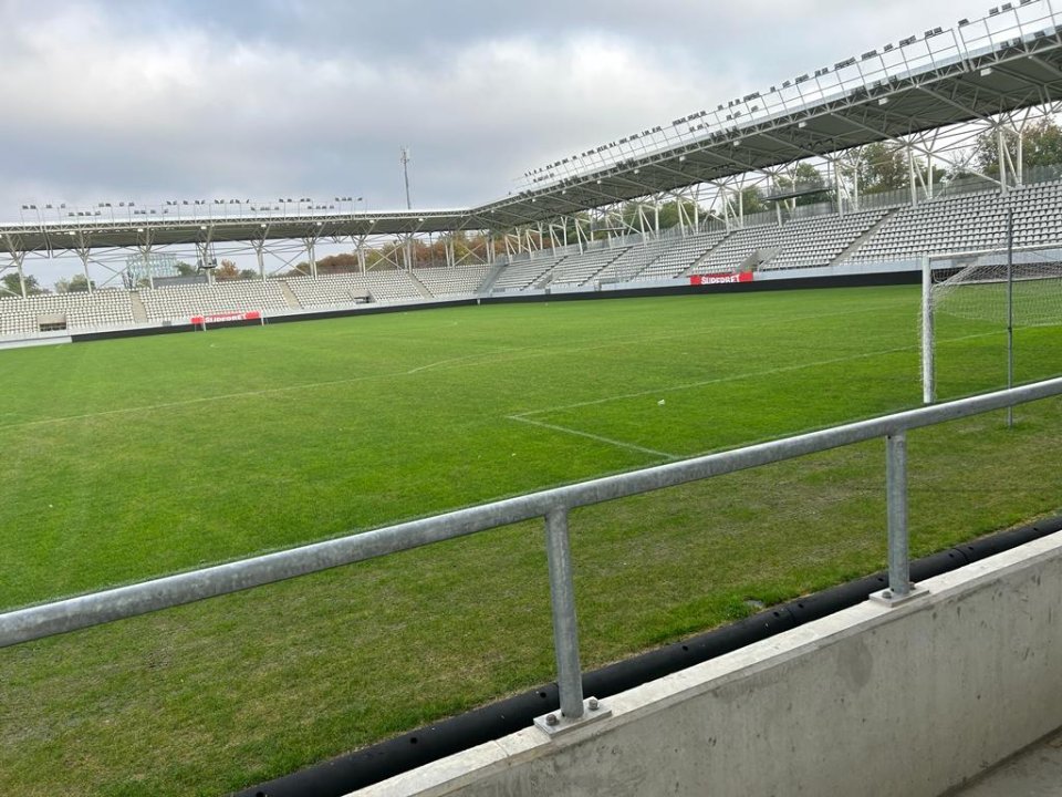 Gazonul de pe stadionul Arcul de Triumf la două zile după meciul dintre Dinamo și Farul, 0-2