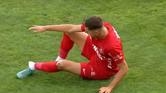 Imagini teribile la Ploiești! Dragoș Iancu s-a prăbușit cu dublă fractură, după un duel cu Valentin Țicu. Fundașul Petrolului, eliminat