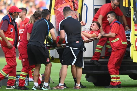 Prima imagine cu Dragos Iancu pe patul de spital. Care este verdictul final al medicilor, după accidentarea horror din meciul cu Petrolul