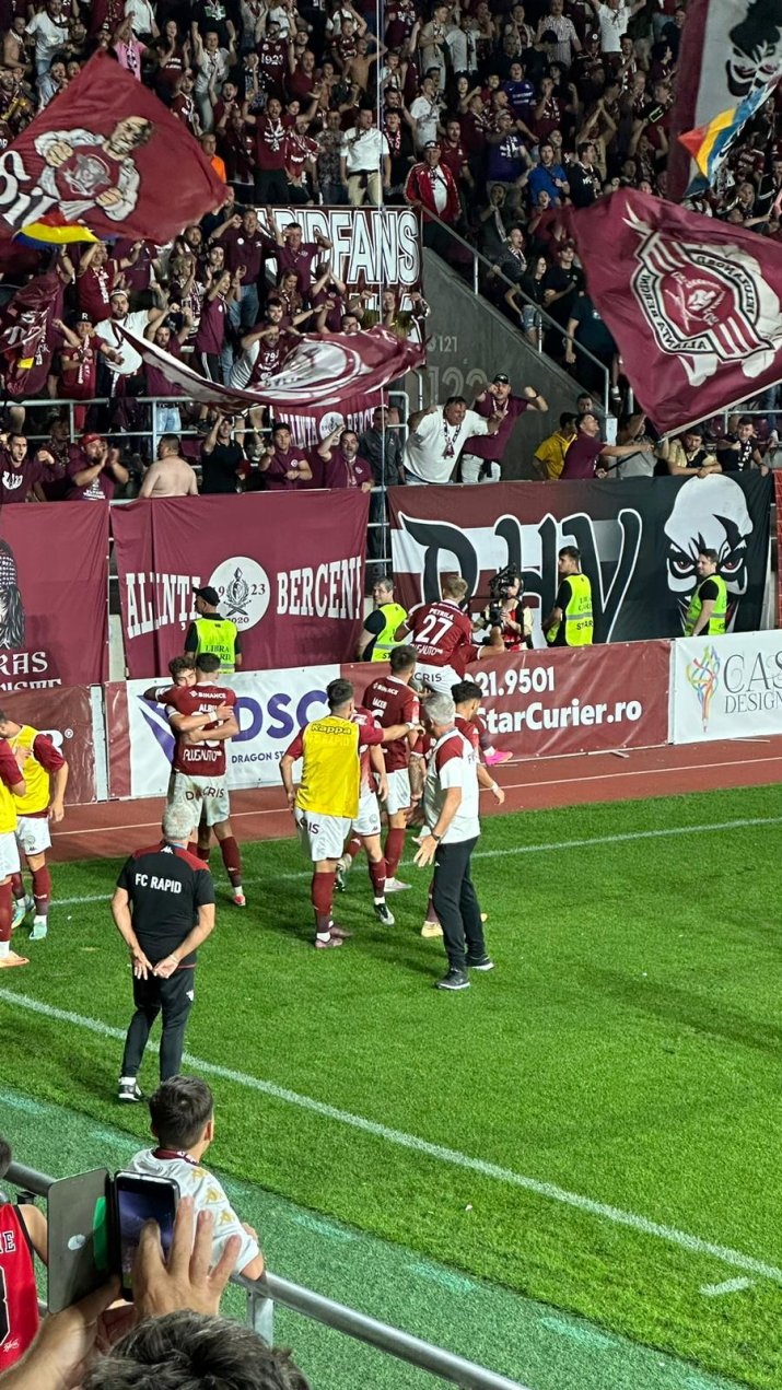 Cristiano Bergodi, antrenorul Rapidului, s-a bucurat alături de elevii săi după golul marcat în partida cu CFR Cluj