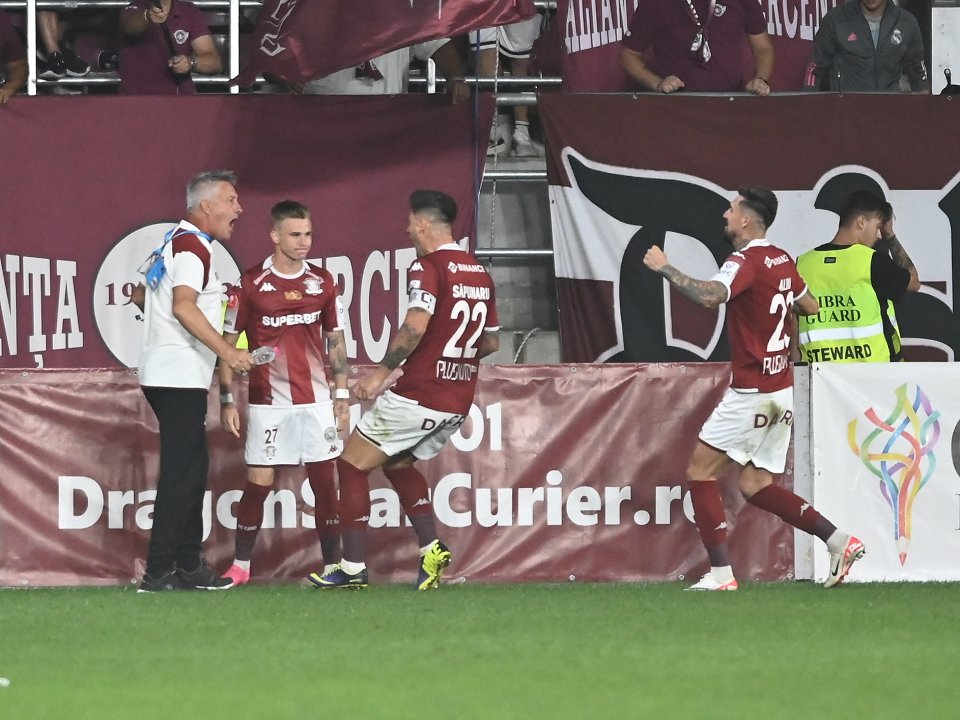 Cristiano Bergodi, antrenorul Rapidului, s-a bucurat alături de elevii săi după trei marcat în partida cu CFR Cluj