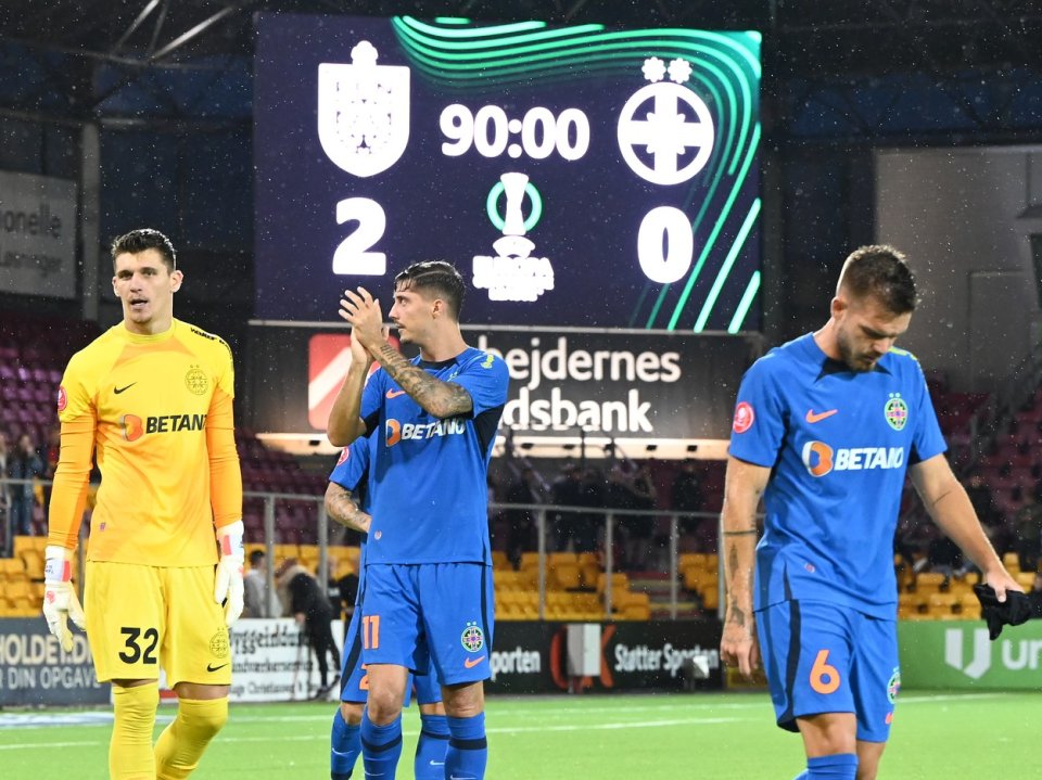 Ștefan Târnovanu, David Miculescu și Denis Hăruț alături de tabela de marcaj salută galeria după meciul de fotbal dintre FC Nordsjælland și FCSB, UEFA Europa Conference League, Stadionul Right to Dream Park din Farum, 7 august 2023.