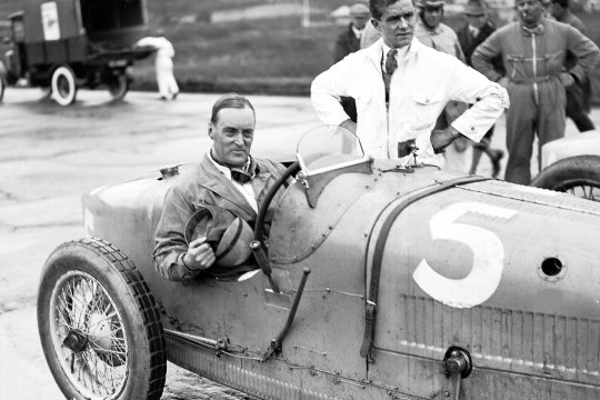 Pilotul care a sfidat legile fizicii. Malcom Campbell a mers cu peste 484 de km/h în anul 1935!