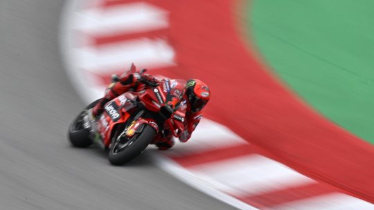 Accident teribil în Marele Premiu al Spaniei la MotoGP. Francesco Bagnaia a fost călcat de o motocicletă! Italianul este transportat la spital | VIDEO