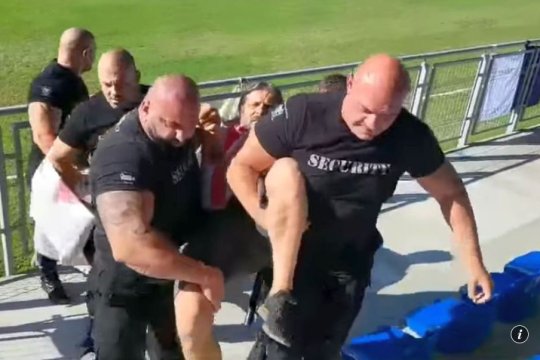 Alexandru Meszar, motiv de scandal și în Liga 3! Un fan al UTA, luat pe sus de bodyguarzi pentru un mesaj împotriva conducerii: ”Nu mai pot să mișc mâna”