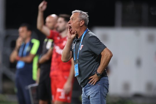 Suporterii UTA-ei, protest după remiza cu FC Voluntari: ”Ai făcut cea mai slabă echipă din prima ligă!”. Mircea Rednic a răspuns imediat