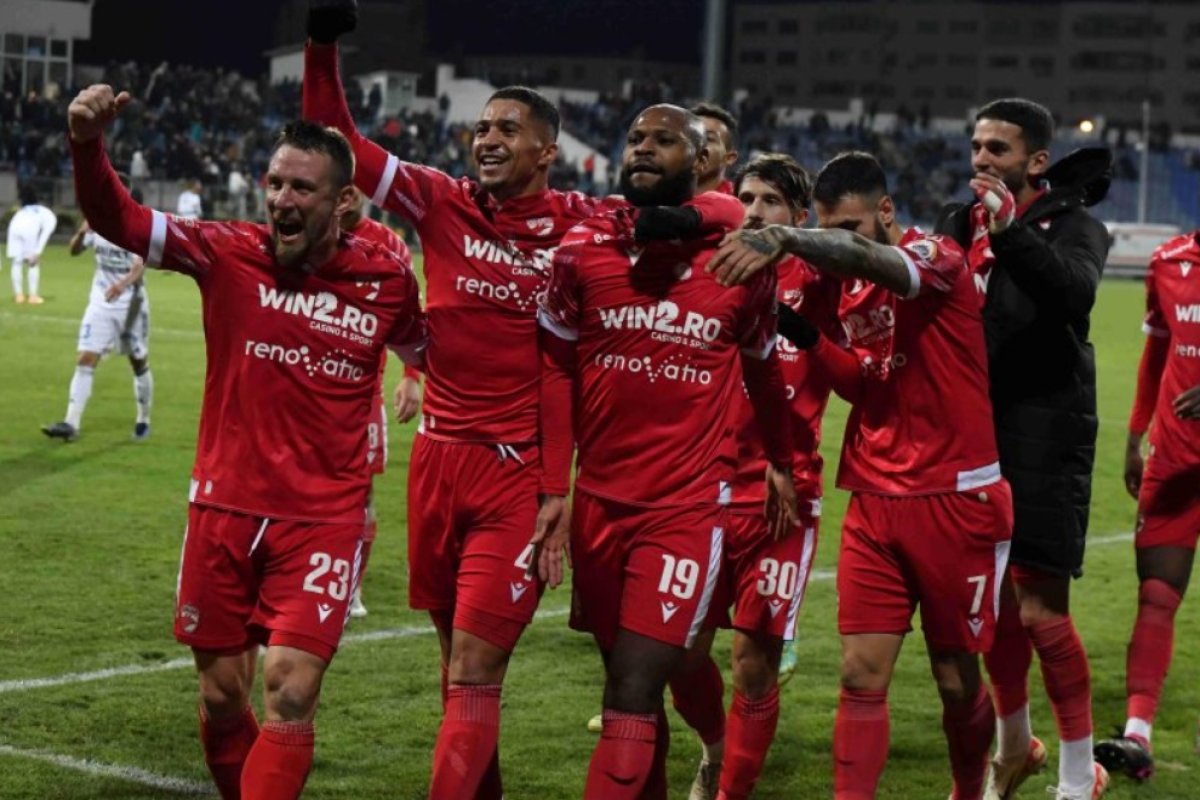Fotbaliștii lui Dinamo, celebrând un gol cu FC Botoșani