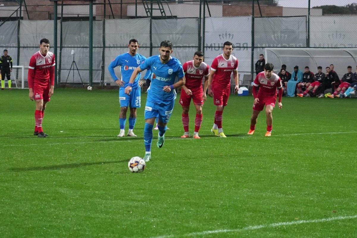 Andrei Ivan, pe punctul de a executa o lovitură de pedeapsă în amicalul Universitatea Craiova - Greifswald
