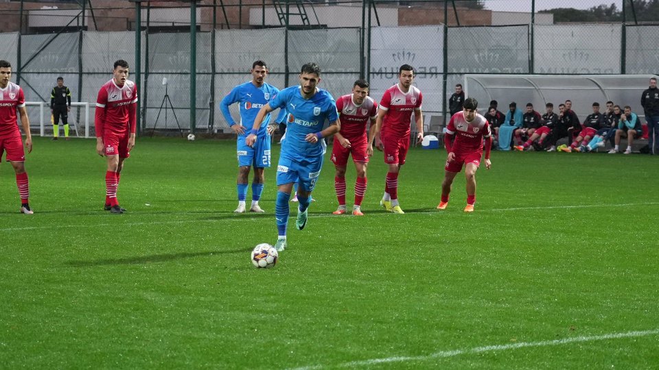 Andrei Ivan, pe punctul de a executa o lovitură de pedeapsă în amicalul Universitatea Craiova -  Greifswald