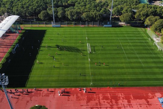 FCSB ON-AIR | iAMsport.ro îți prezintă imagini din dronă cu antrenamentul FCSB-ului: “păcăleli” cu mingea. Detalii de la ședința de pregătire de azi