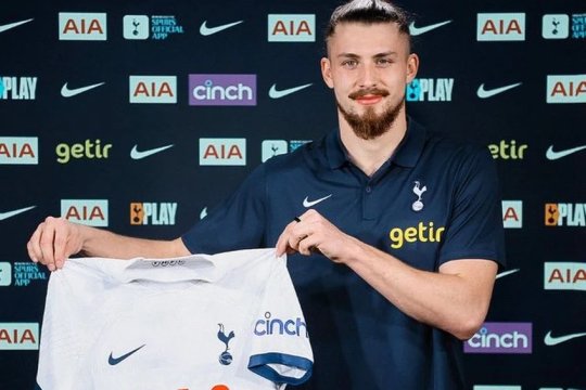 Gata, s-a făcut! Radu Drăgușin e oficial noul jucător al celor de la Tottenham. Vezi aici clipul senzațional de prezentare