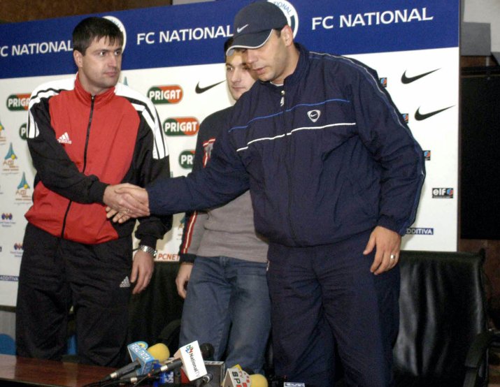 Cosmin Olăroiu, antrenor la FC Național, e salutat de Cristi Popescu înainte de un meci cu FC Bacău