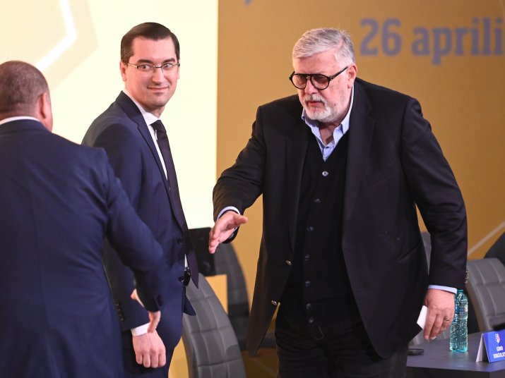 Gino Iorgulescu a intrat în al 11-lea an de mandat ca președinte LPF. Lângă el, șeful FRF, Răzvan Burleanu