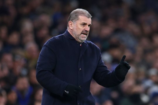 Cine este Ange Postecoglou, antrenorul lui Radu Drăgușin. Amănunte mai puțin știute din viața managerului de la Tottenham. Cu ce echipă din Premier League ține, de fapt, australianul