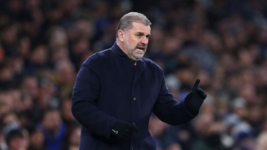 Cine este Ange Postecoglou, antrenorul lui Radu Drăgușin. Amănunte mai puțin știute din viața managerului de la Tottenham. Cu ce echipă din Premier League ține, de fapt, australianul