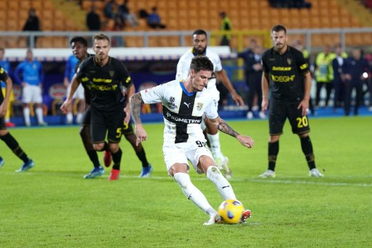 Dennis Man, pe urmele lui Drăgușin! Jucătorul Parmei ar putea să prindă și el transferul carierei