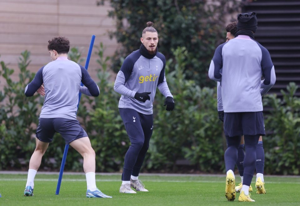 Radu Drăgușin, la primul antrenament pentru Tottenham Hotspur.