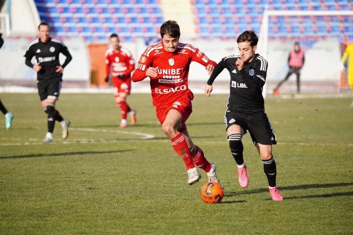 Duel între Victor Dican (stânga) și Ștefan Bodișteanu (dreapta), în meciul amical dintre FC Botoșani și Oțelul Galați.