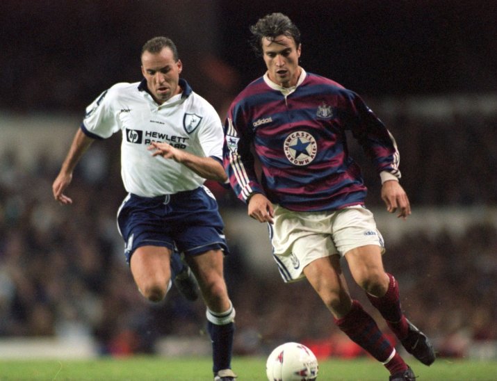 Ronny Rosenthal în duel cu David Ginola, într-un meci Tottenham - Newcastle