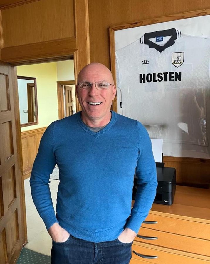 Ronny Rosenthal în casa din Londra, cu tricoul lui Tottenham din sezonul 1994-1995
