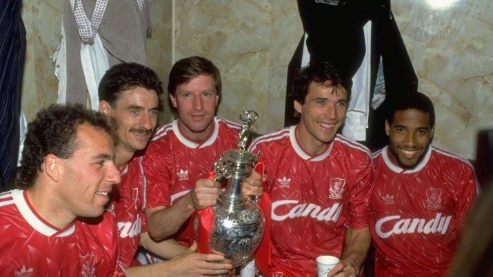 Vestiarul lui Liverpool după titlul din 1990: Rosenthal, Rush, Whelan, Hansen și Barnes