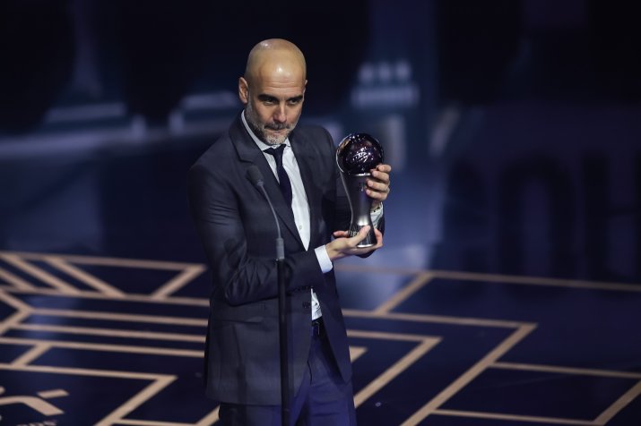 Pep Guardiola, arată publicului trofeul primit la gala FIFA The Best