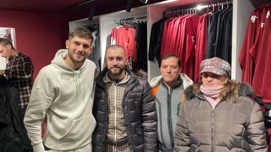 Surpriză pentru Paul Iacob la fanshop-ul Rapidului înaintea meciului cu FCU Craiova 1948. Moment emoționant pentru fundaș