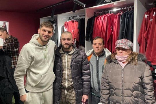 Surpriză pentru Paul Iacob la fanshop-ul Rapidului înaintea meciului cu FCU Craiova 1948. Moment emoționant pentru fundaș