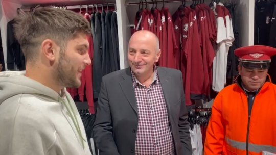 Rapid va avea parte de un invitat special la duelul cu FCU Craiova. Cine a venit la fanshop-ul de la Gara de Nord pentru a își cumpăra bilet