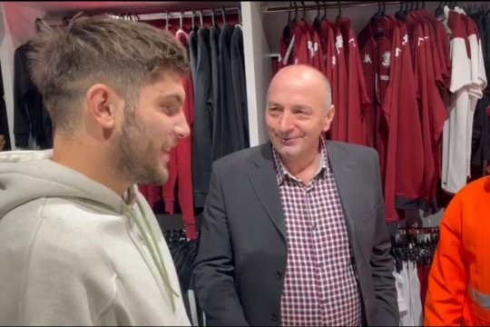Rapid va avea parte de un invitat special la duelul cu FCU Craiova. Cine a venit la fanshop-ul de la Gara de Nord pentru a își cumpăra bilet