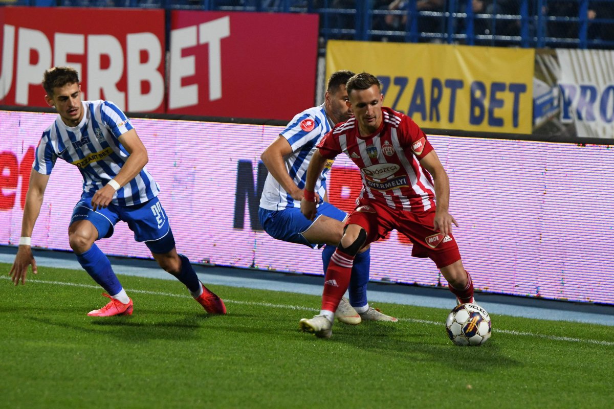 Cătălin Ștefănescu (roșu, dreapta) și Rareș Ispas în meciul de fotbal dintre POLI IAȘI și SEPSI contând pentru SuperLiga Superbet, desfașurat pe Stadionul ”Emil Alexandrescu” din Iași, 19 octombrie 2023