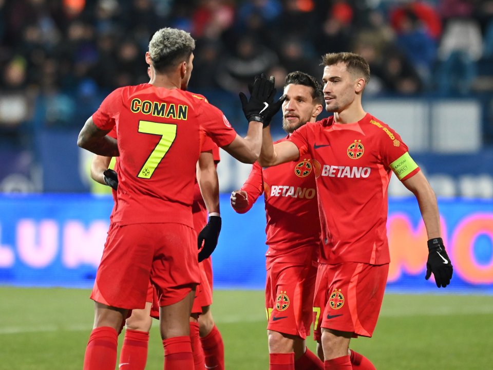 Fotbaliștii FCSB, Florinel Coman, Alexandru Băluță și Darius Olaru (de la stânga la dreapta) de bucură după un gol marcat în meciul Politehnica Iași - FCSB 1-3, din cadrul Superligii Superbet, desfășurat pe Stadionul ”Emil Alexandrescu” din Iași, 19 decembrie 2023