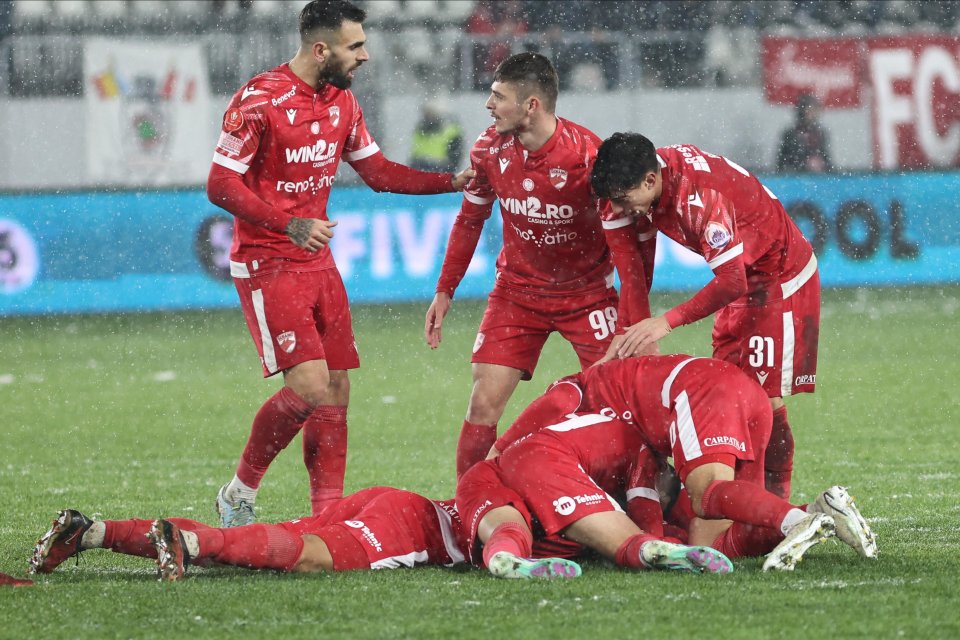 Bucurie dinamovistă după deschiderea scorului de către Quentin Bena în meciul de fotbal Dinamo - Otelul Galati, contând pentru CUPA ROMÂNIEI BETANO, desfășurat pe Stadionul ”Arcul de Triumf” din București, 7 deciembrie 2023.