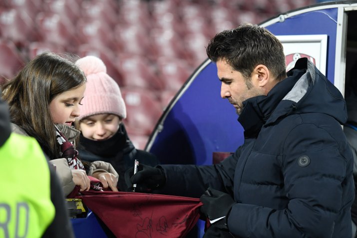 La primul meci pe banca ardelenilor, 4-1 cu Voluntari, Mutu a fost asaltat de amatorii de autografe