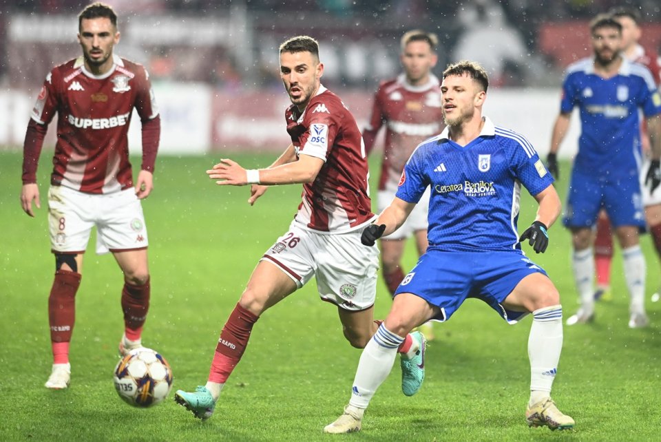 Dragoș Albu (în albastru, în prim-plan) a deschis scorul în Rapid - FCU Craiova 4-3
