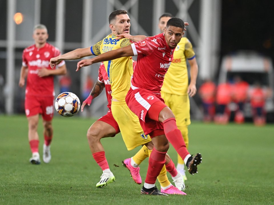 Zoran Petrovic și Quentin Bena în meciul de fotbal dintre Dinamo și Petrolul, din cadrul Superligii Superbet, desfasurat pe Stadionul National ”Arcul de Triumf” din București, 26 august 2023