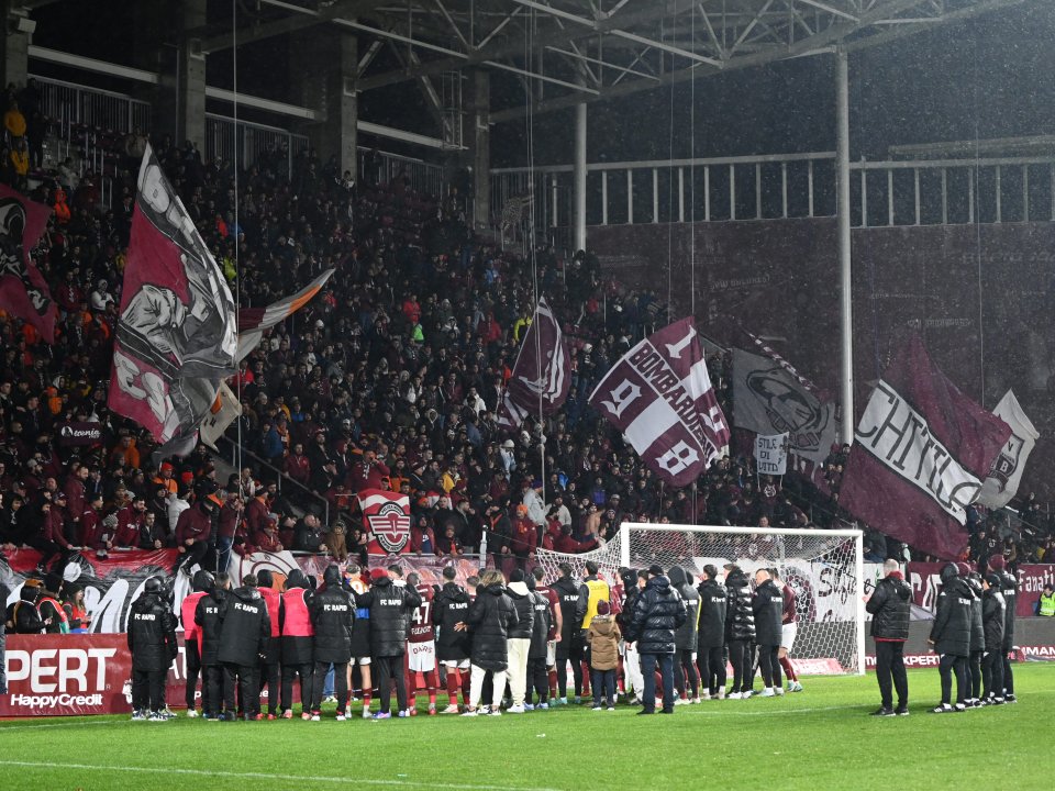 Jucătorii Rapidului celebrează victoria cu FCU Craiova 1948, scor 4-3, alături de galerie.