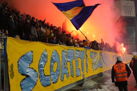 Spectacol în tribune la Petrolul - Dinamo! ”Câinii”, ironizați de ”lupi”: ”Ce ați fost, ce ați ajuns / Cu tot cu DDB, vă duceți în Serie B”