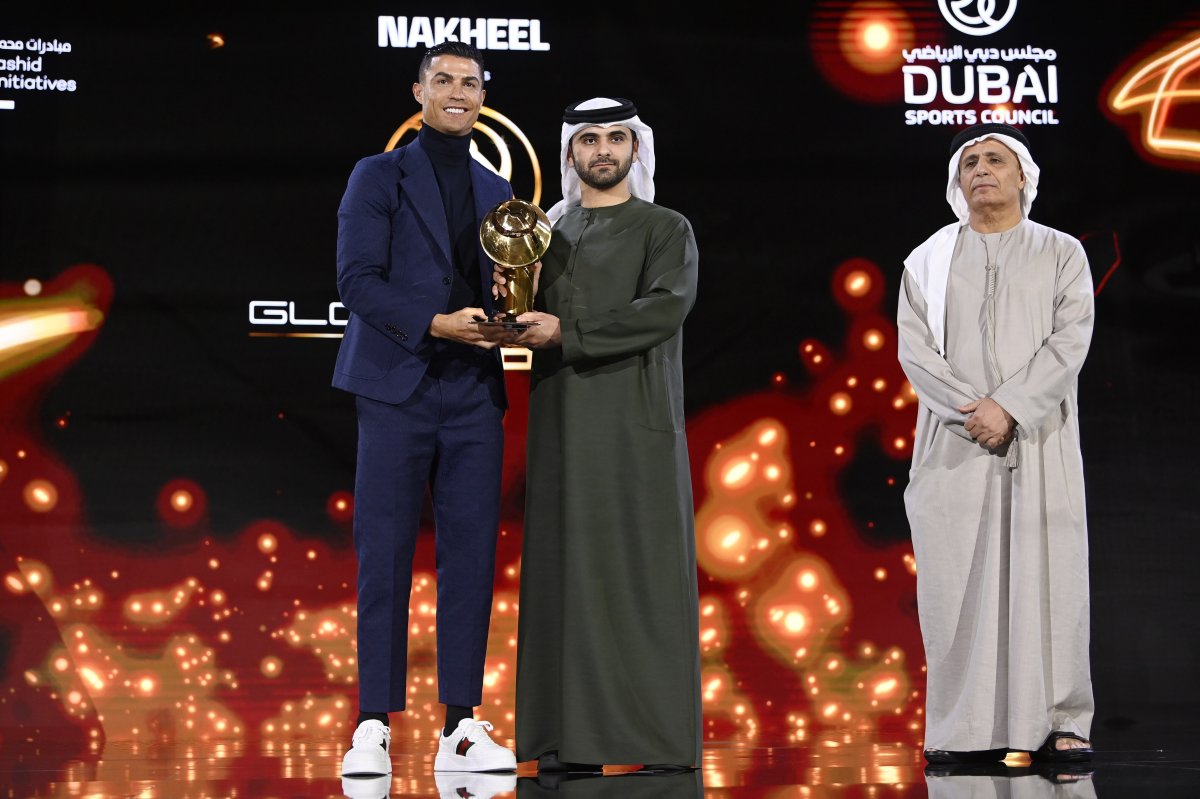 Ronaldo, pe scenă, în momentul în care primește premiul de cel mai bun jucător al anului 2023